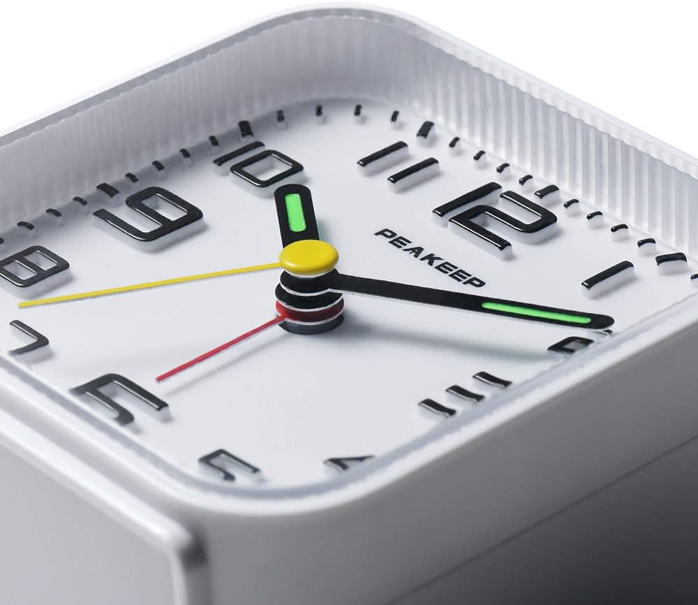 Peakeep 3D Numbers Analog Alarm Clock with Snooze and Battery Power