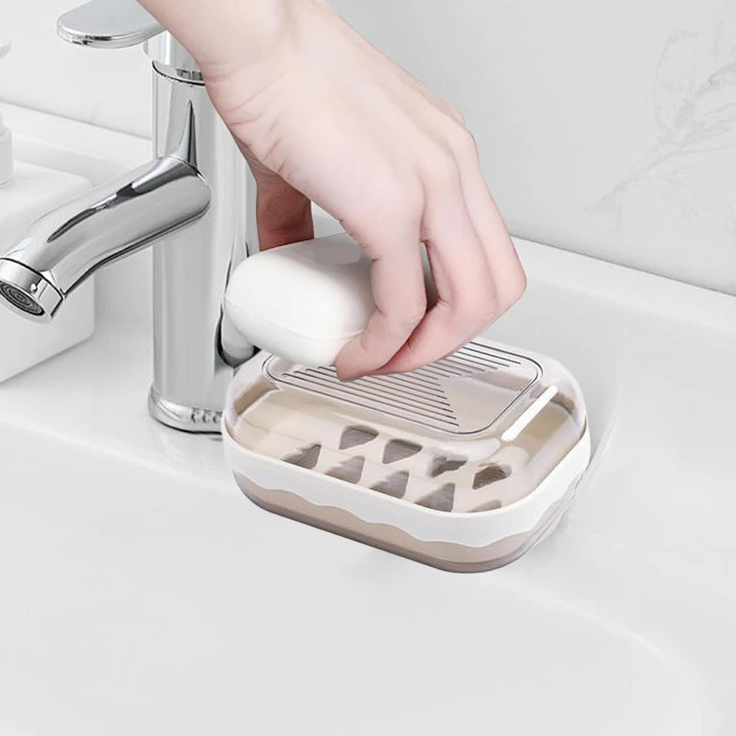Portable Plastic Soap Dish with Lid for Travel and Bathroom
